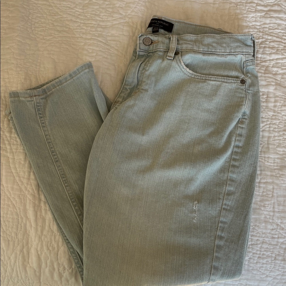 BANANA REPUBLIC Girlfriend Jean Ankle 27/4 Light Wash / distressed- Runs big.